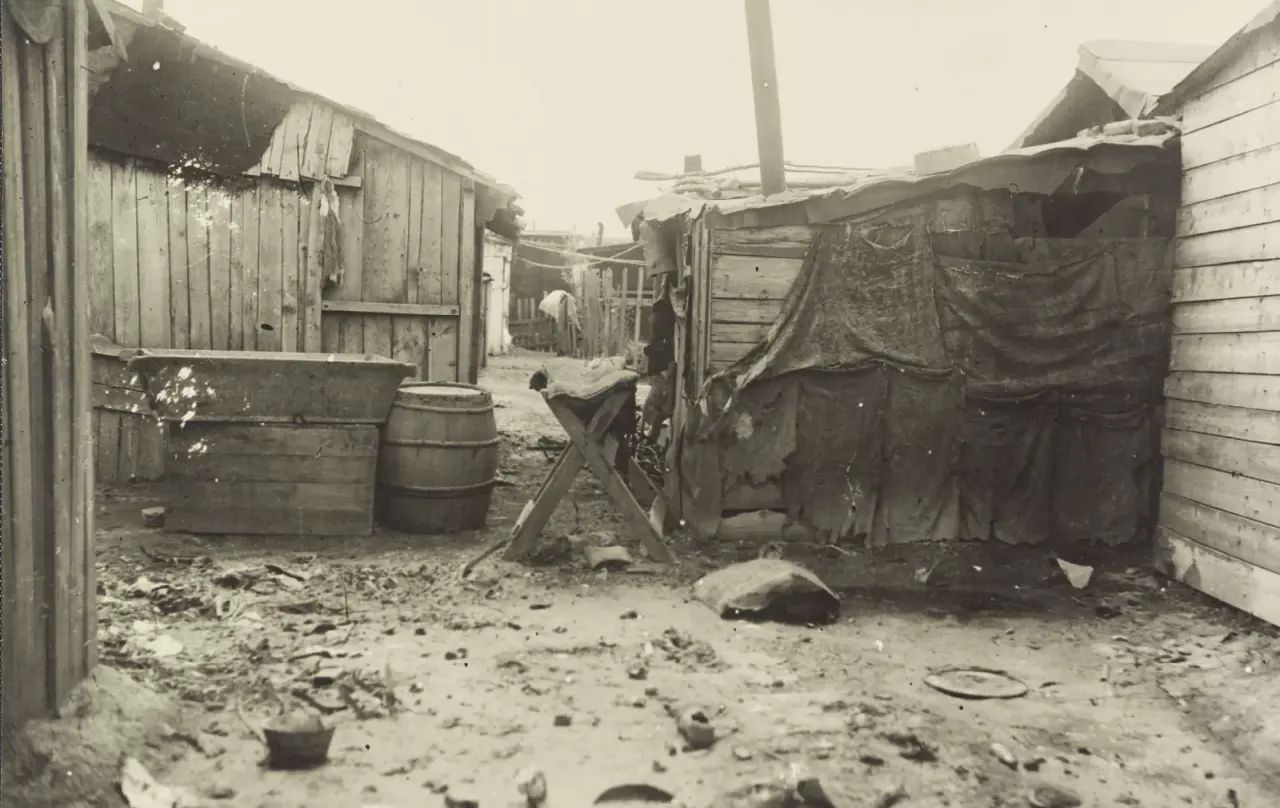 Stambena bijeda u Zagrebu 1924. godine. Nastambe u barakama iza zgrade gimnazije (Zbirka Vladimira Ćepulića)